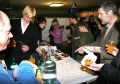 Die Studenten servierte am Buffet