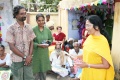 Padma Venkataraman present a gift to the artist