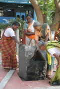 Students are interrested in sculptures