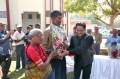 Rani and Kumar welcomed with flowers on behalf of the Bindu-Art-Students